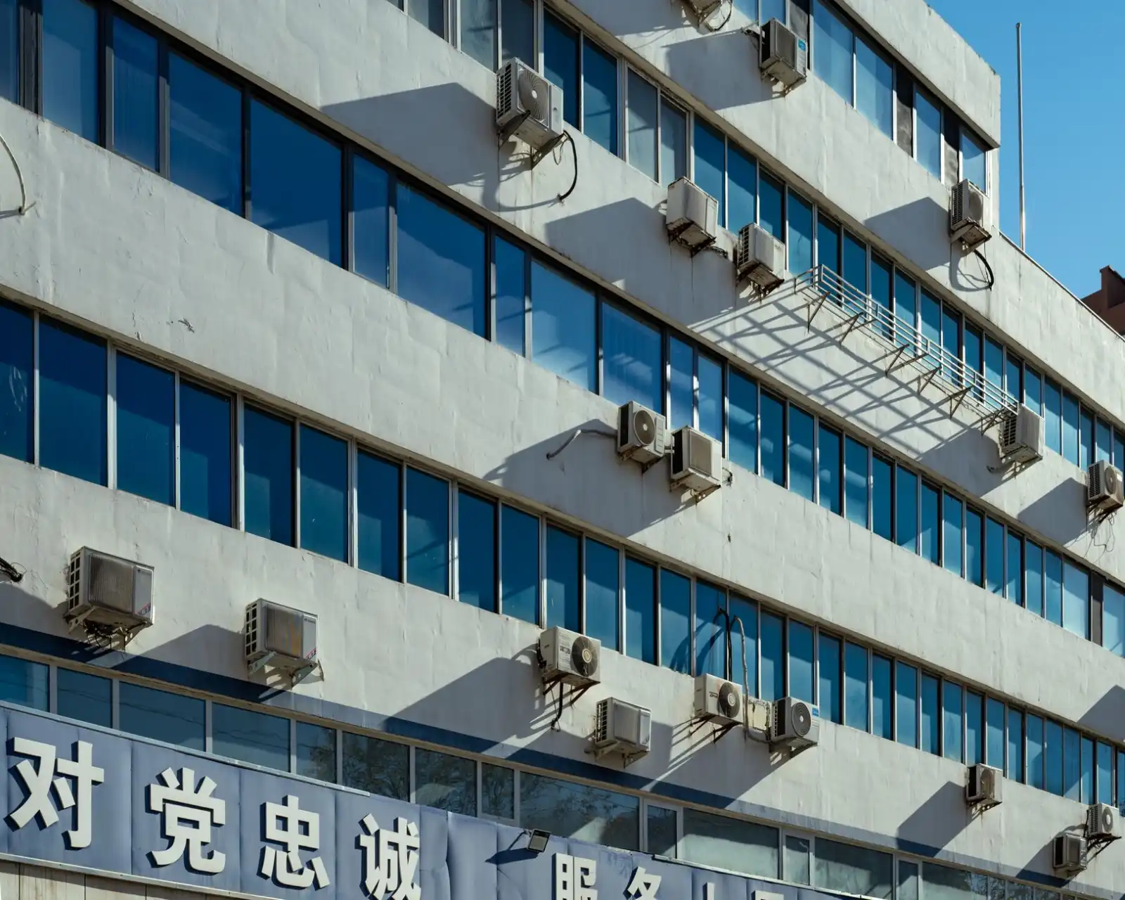 原创潮牌服饰选购指南:千娱音2024春夏个性穿搭解析